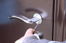 Замена дверной ручки металлической двери в Комсомольске-на-Амуре