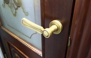 Установка дверной ручки в Комсомольске-на-Амуре