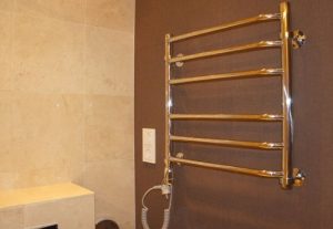 Установка электрического полотенцесушителя в ванной в Комсомольске-на-Амуре